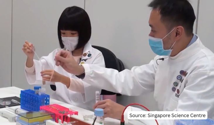 Elizabeth and Dr Jonathan Loh carrying out a wheat germ DNA extraction experiment during the Young Geneticist programme